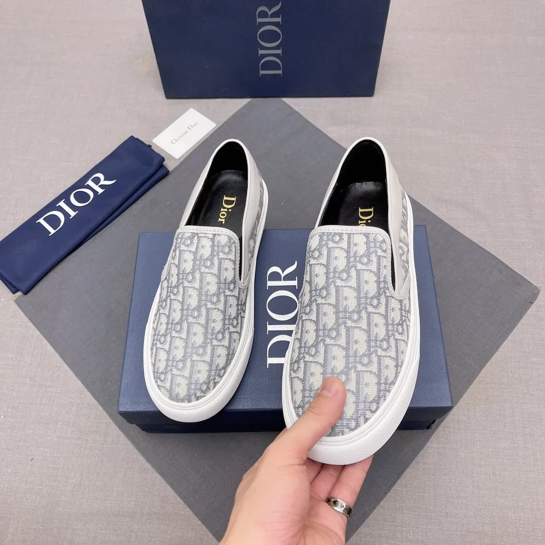 P380, Dior series casual shoes 👟🔥[Dior] Dior's new casual men's shoes are launched in Hong Kong counters. Official website 1:1 production. Original Italian materials. Designed by European and American masters. Perfect shape to create counter quality, solid color rubber wear-resistant outsole and classic dazzling head! Super versatile and very comfortable. High-end without losing taste, fashionable and novel! ! Absolute focus! Code number: 38-44, four colors available (45 can be customized, cannot be returned or exchanged) No. 005